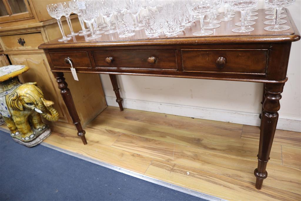 A William IV mahogany side table, width 150cm, depth 56cm, height 73cm